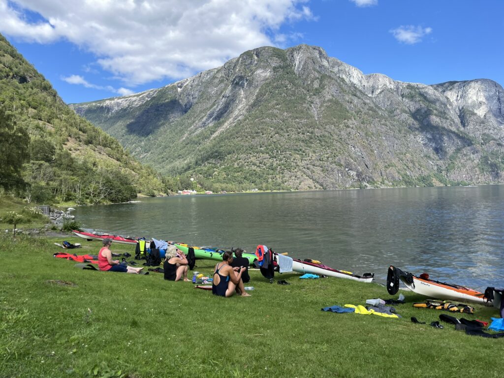 Paddlingsäventyr med bad när solen skiner
