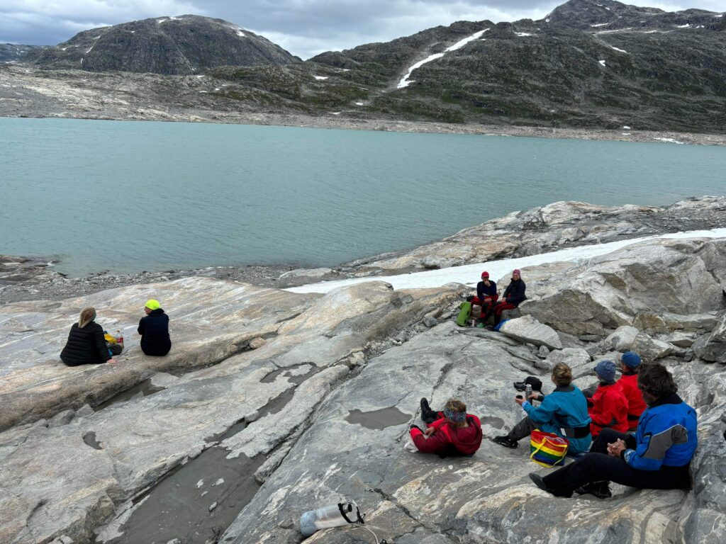 Styggevatnet, ett äventyr i sig, glaciärsjö med blåst, kyla och karga klippor!